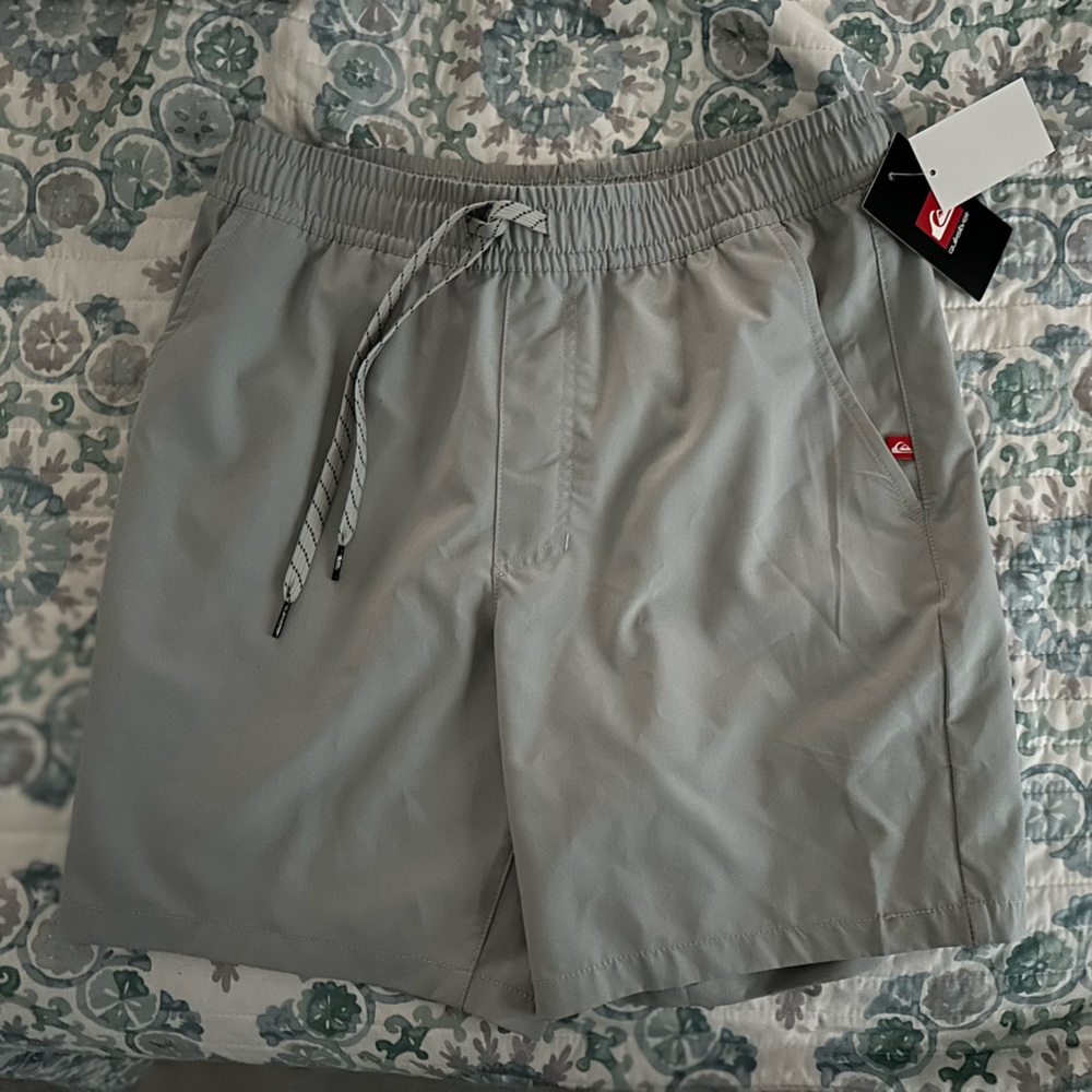 Quiksilver | Men's Light Gray Board Shorts | Size Small | NWT 🏷️
